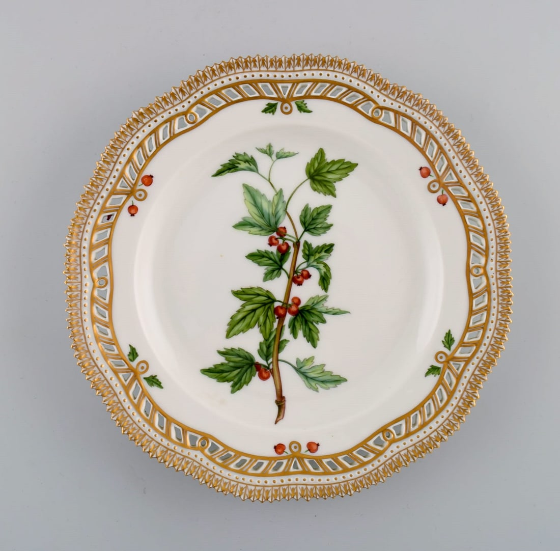 Royal Copenhagen Flora Danica openwork plate in hand-painted porcelain with flowers and gold (1 of 4)