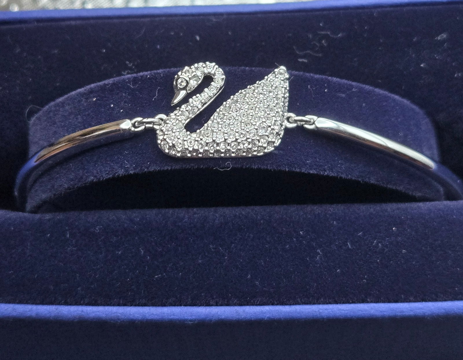 Swarovski CrystalsSwan Bracelet: Title:Swarovski CrystalsSwan Bracelet Metal:- Gemstone:Crystals Carat Weights: Size/Dimensions:2.5" diameter Additional information:CIB Reserve: $55.00 Shipping: Domestic: Flat-rate of $11 (USPS Small