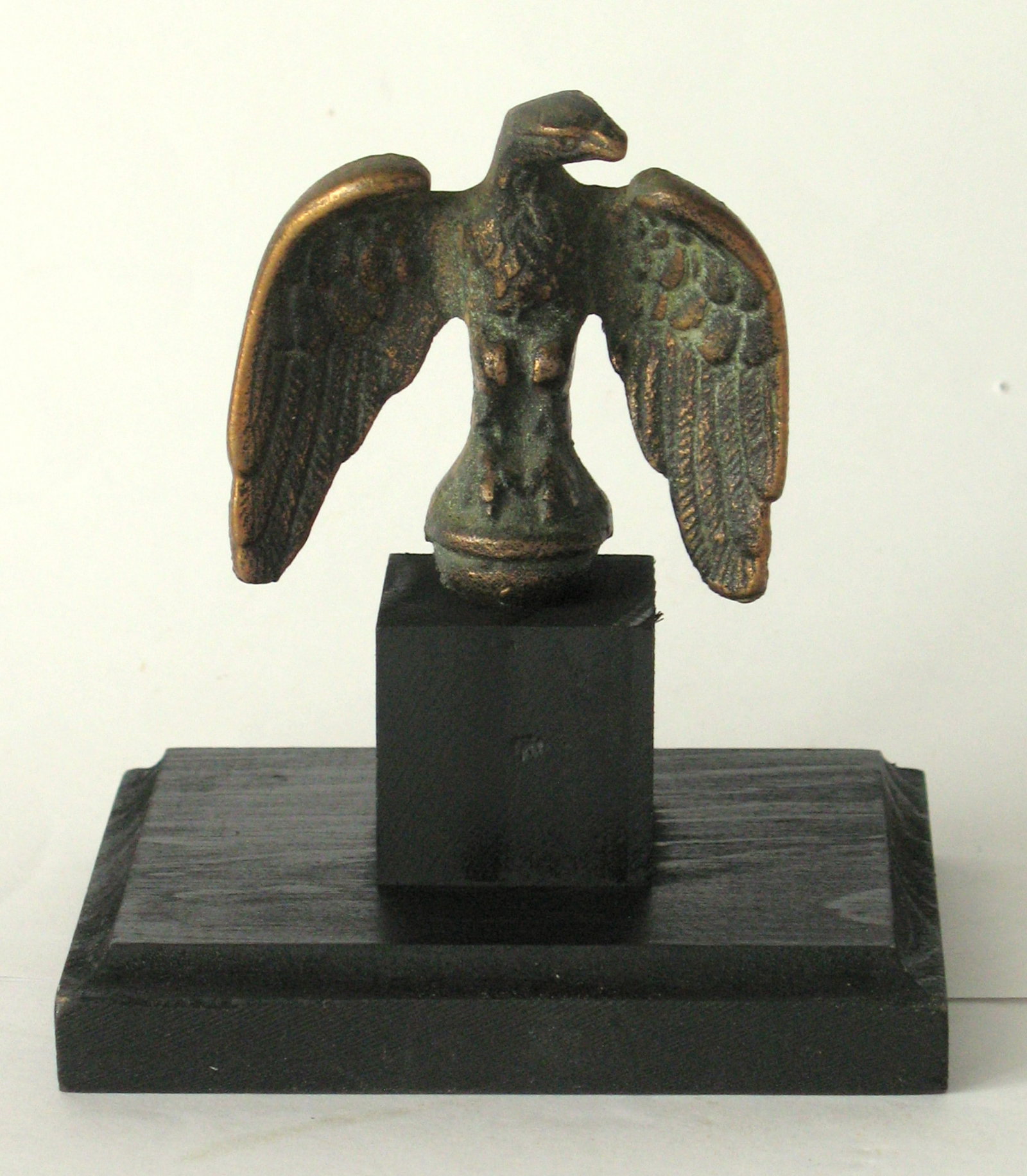 Antique cast brass eagle paper weight. (1 of 4)
