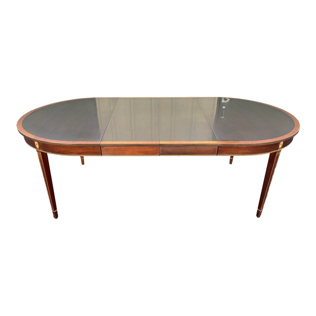 Stickley Federal Style Banded Mahogany Inlaid Extension Dining Table: A stunning banded mahogany extension dining table made by Stickley in the USA. Exquisite attention to detail in its inlaid designs and banding around the edges. Black and white bordering underlies the