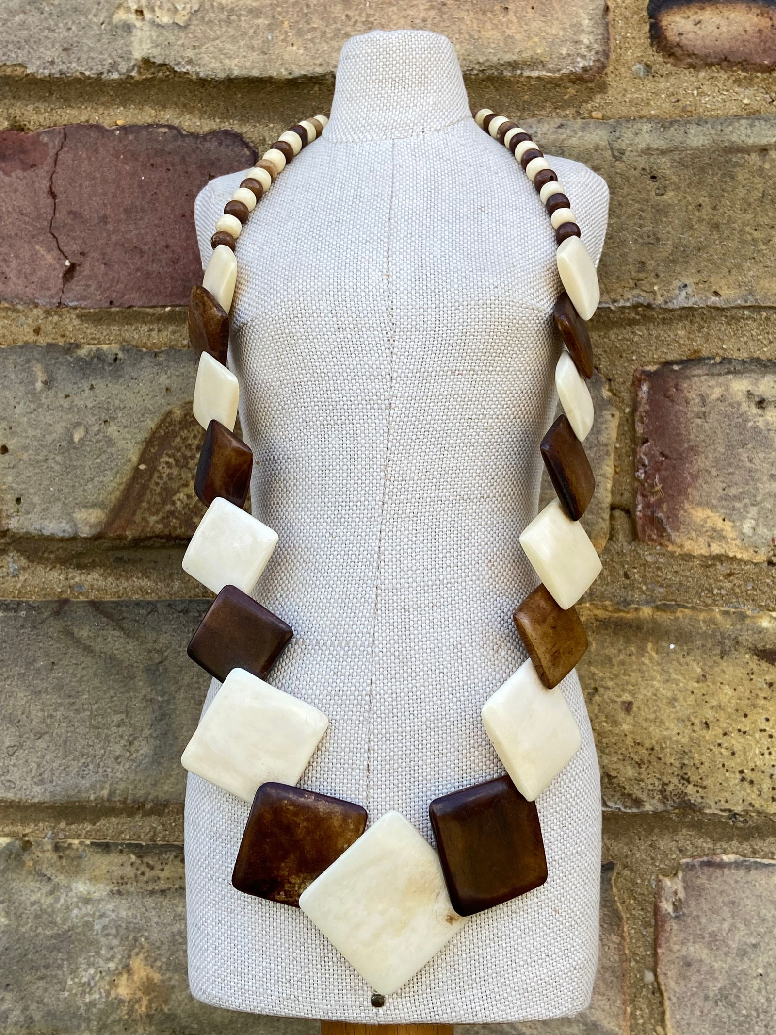 Vintage Art Deco Black and White Graduated Bone Bead Necklace: Title: Vintage Art Deco Black and White Graduated Bone Bead Necklace Description:A striking vintage necklace measuring approximately 56cm in length, composed of natural bone beads in a bold dark brown