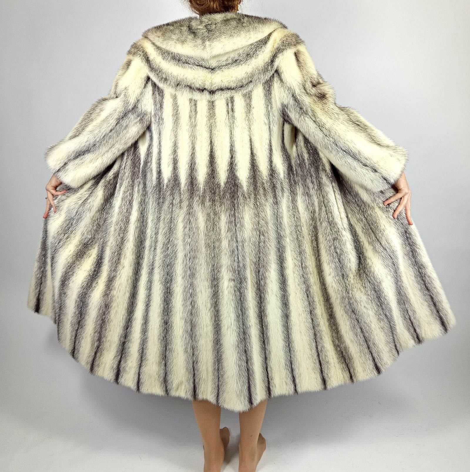 BLACK CROSS MINK FUR COAT EU: XL ; US: 18: Title: BLACK CROSS MINK FUR COAT EU: XL ; US: 18 Description: Closure: 4 hooks ; 2 pockets; We offer in house shipping - Fedex shipping =55$; 3-7 working days to US - Combine shipping + $30 per item :