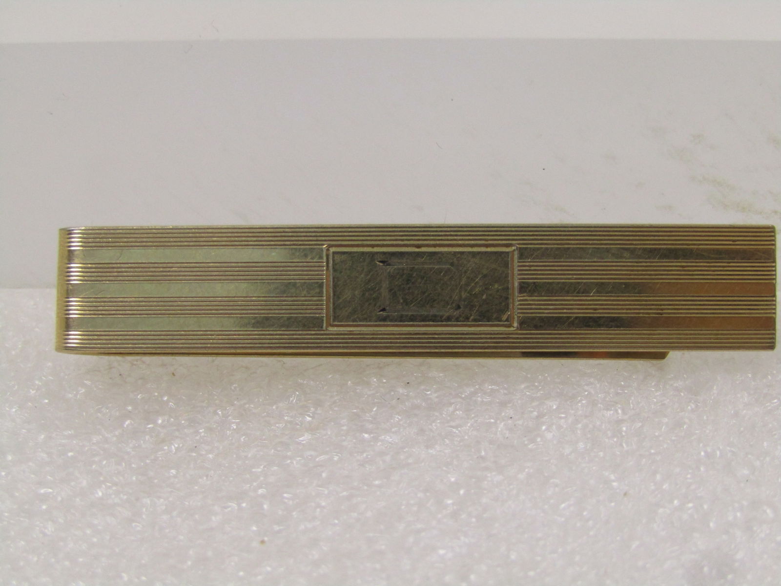 Vintage Krementz Initial D Tie Bar, 10kt GF/Plated, 1940's-1950's: Title: Vintage Krementz Initial D Tie Bar, 10kt GF/Plated, 1940's-1950's Description: Vintage Krementz Initial D Tie Bar, 10kt GF/Plated, 1940's-1950's. This has a ridged and smooth design with a D en