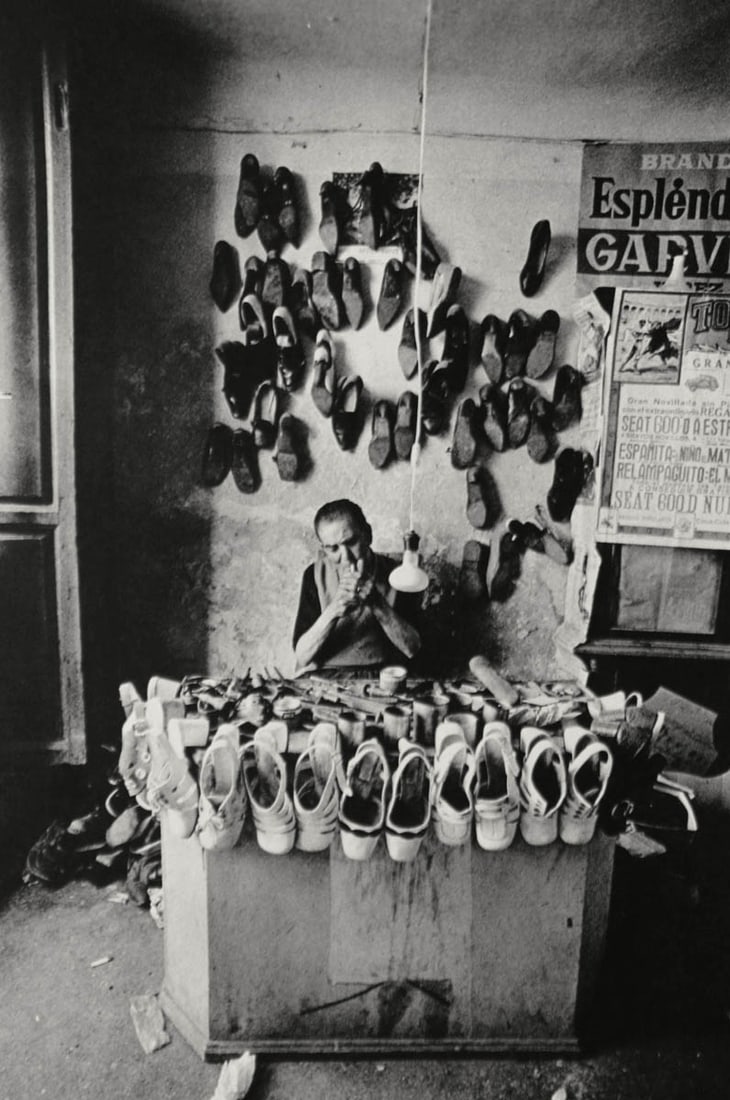LEO HETZEL - Shoe Repair, Spain (1 of 1)