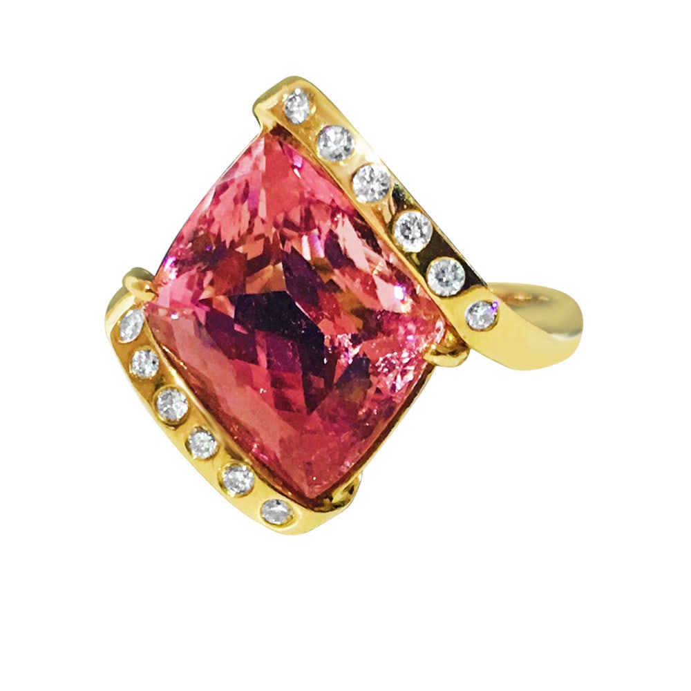 Ladies 14k Gold 8.00 CT Kunzite and VS/F Diamond Ring: Title: Ladies 14k Gold 8.00 CT Kunzite and VS/F Diamond Ring Description: 14k yellow gold (tested). 8.00 carat kunzite, 100% natural earth mined. Fancy cut kunzite. 0.36 carat VS clarity & F-G color,