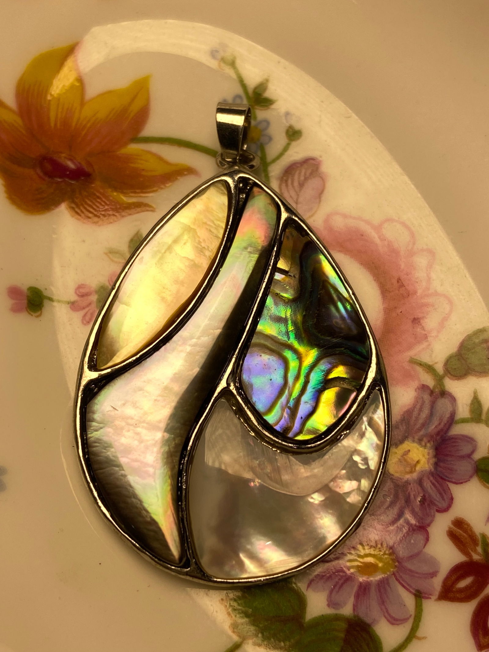Natural Mother Of Pearl And Abalone Shell Pendant Necklace: Title: Natural Mother Of Pearl And Abalone Shell Pendant Necklace Description:Natural Mother Of Pearl And Abalone Shell Pendant Necklace The iridescent Paua Abalone Shell and Mother of Pearl shell mak