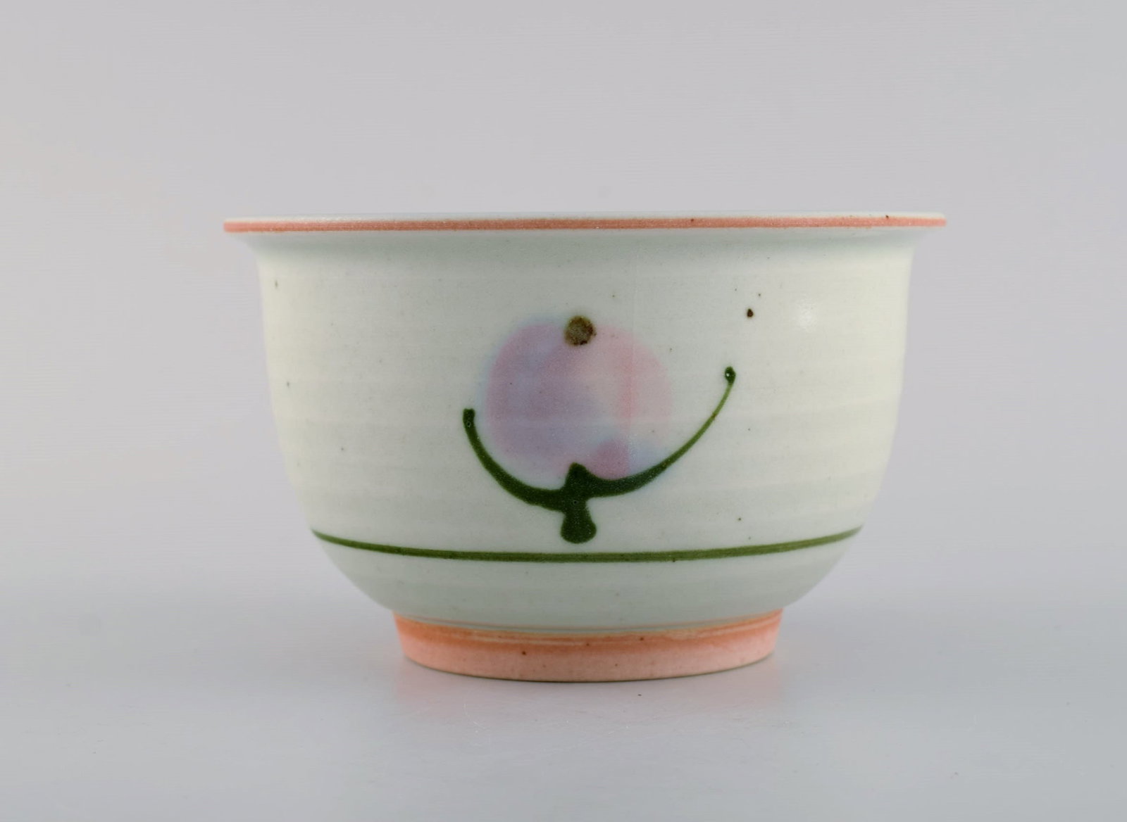 Bodil Manz (b. 1943), Denmark. Unique bowl in glazed ceramics with hand-painted flowers. 1980s.: Bodil Manz (b. 1943), Denmark. Unique bowl in glazed ceramics with hand-painted flowers. 1980s. Measures: 13 x 8 cm. In excellent condition. Signed. Reserve: $238.00 Shipping: Domestic: Shipping rates