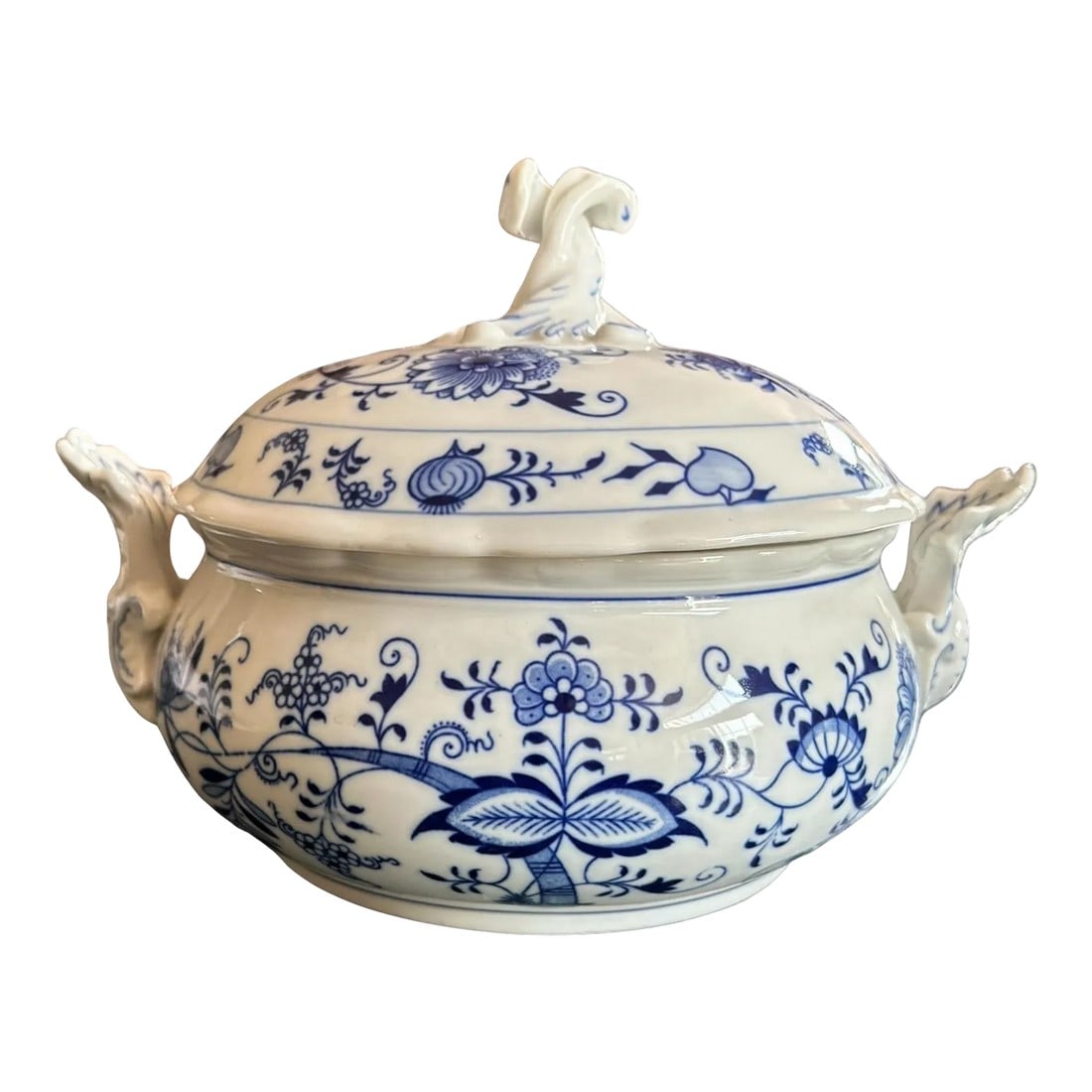 Late 20th Century Original Bohemian Zwiebelmuster Blue Onion Soup Tureen With Twisted Top Lid: Beautiful Original Bohemia Zwiebelmuster Blue Onion Soup Tureen With Twisted Top Lid. Products by Original Bohemia are guaranteed by the Association of Glass and Ceramic Industry of the Czech Republic
