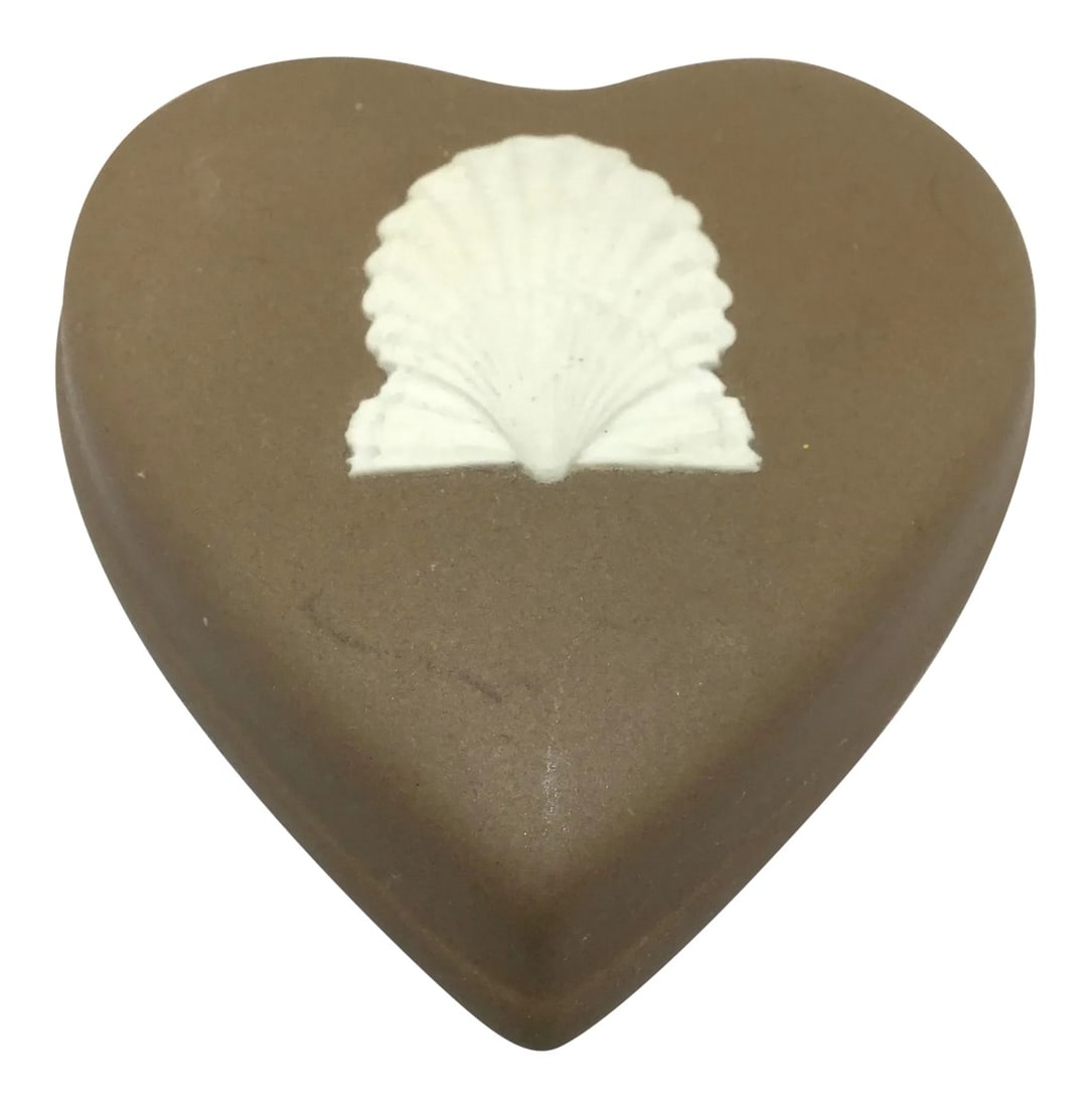 1980s Wedgwood Heart Shell Porcelain Covered Box (1 of 10)