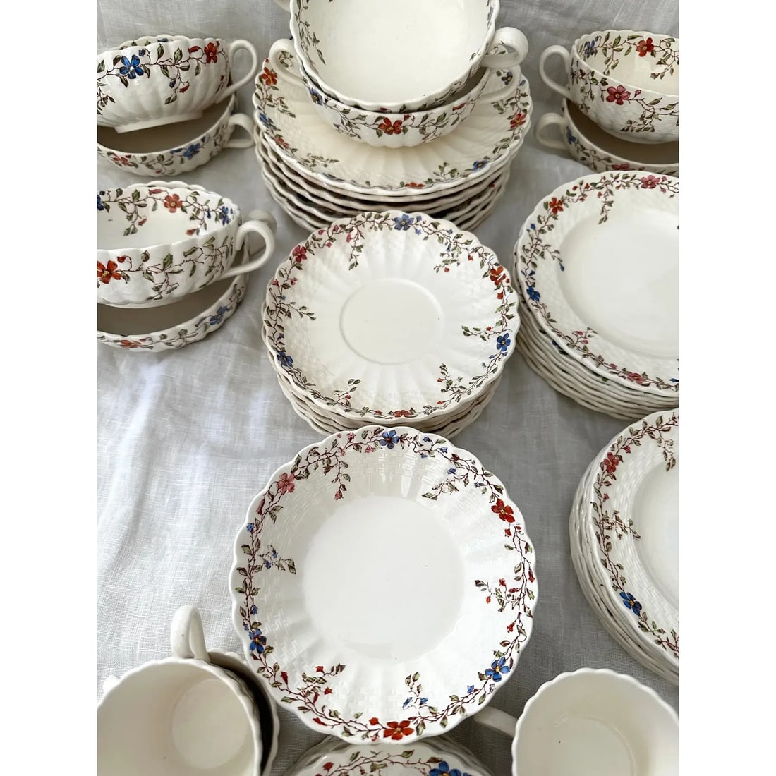 Vintage Spode Wicker Dale Dinnerware 60 Piece Set: Copeland Spode Wicker Dale Dinnerware set of 60 pieces. Beautiful floral pattern with a basketweave raised relief throughout the floral pattern. Great starter set. You can still find some on replaceme