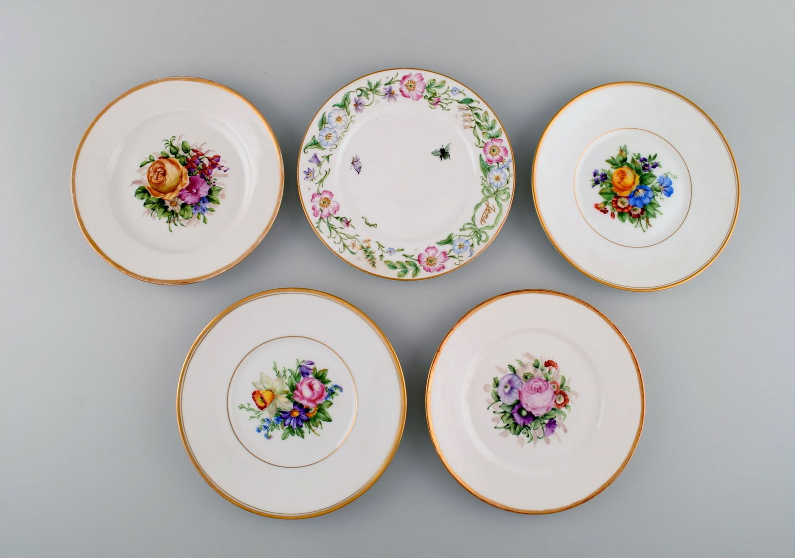 Five antique Royal Copenhagen porcelain plates with hand-painted flowers, insects and a gold border.: Five antique Royal Copenhagen porcelain plates with hand-painted flowers, insects and a gold border. Late 19th century. Diameter: 19.7 cm. In excellent condition. Stamped. 1st factory quality. Reserve
