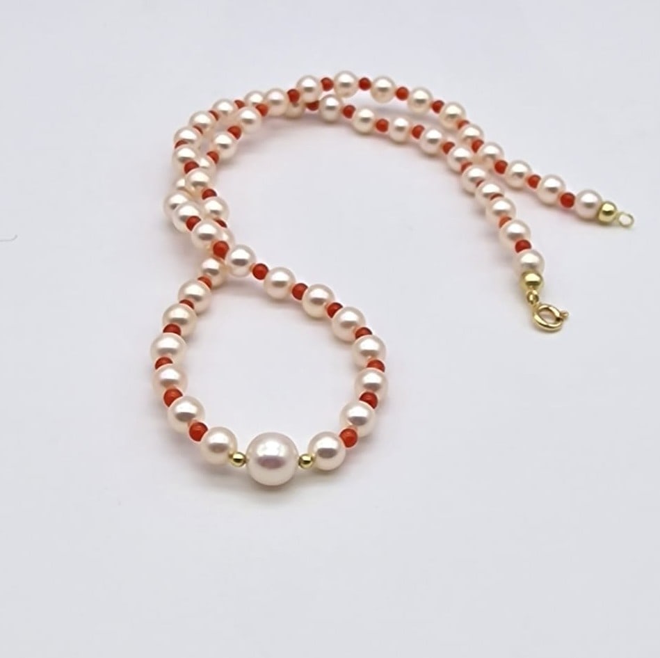 Akoya pearl necklace with coral, gold beads, and 18kt (750) yellow gold clasp: Title:Akoya pearl necklace with coral, gold beads, and 18kt (750) yellow gold clasp Description:Akoya pearl necklace with coral, gold beads, and 18kt (750) yellow gold clasp The pearls range in diamet