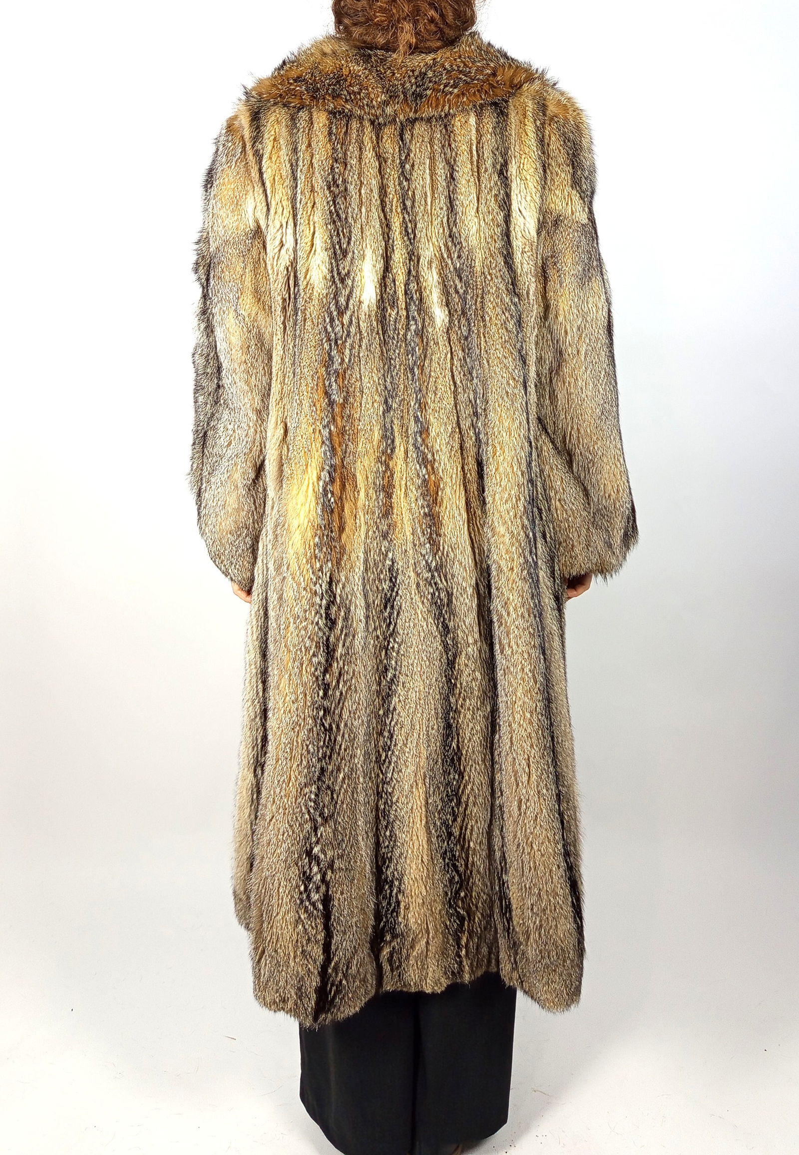 COYOTE FUR COAT EU: XL - US:20 (1 of 8)