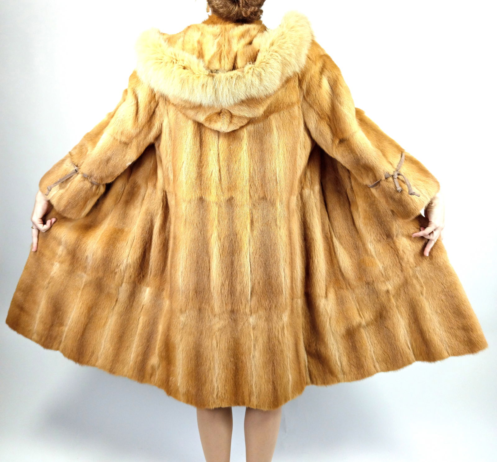 GOLDEN MINK FINN RACCOON FUR COAT EU: L ; US: 16: Title: GOLDEN MINK FINN RACCOON FUR COAT EU: L ; US: 16 Dimensions: Approximate size- EU: L; US: 16 : Important details: Length: 115cm/45.28in -Shoulders width:45cm/17.72in -Sleeve Length:60cm/23.62in