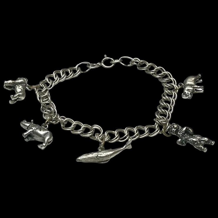 Vintage Sterling Silver Animal Themed Charm Bracelet: Vintage Sterling Silver Animal Themed Charm Bracelet Hallmarked: Sterling Weighs 22 grams Measures Approx. 7.25 inches length Reserve: $75.00 Shipping: Domestic: Flat-rate of $6.00 to anywhere within