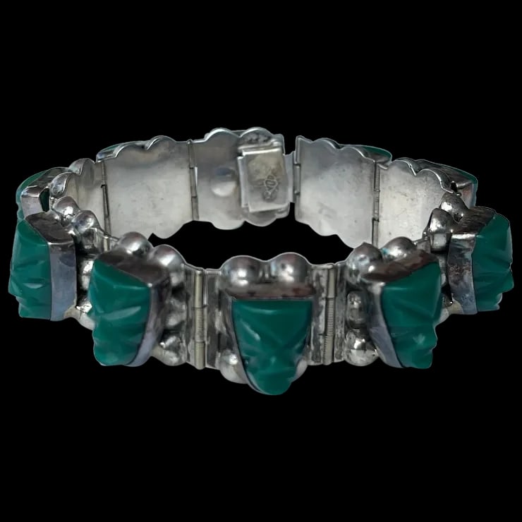 Estate Tribal Green Carved Stone & Sterling Iguala VCC Bracelet: Estate Tribal Green Carved Stone & Sterling Iguala VCC Bracelet Sterling Silver, Carved Green Stone Hallmarked Iguala 925 VCC Mexico Weighs 38.5 grams Measures 6.5 length Reserve: $99.00 Shipping: Dom