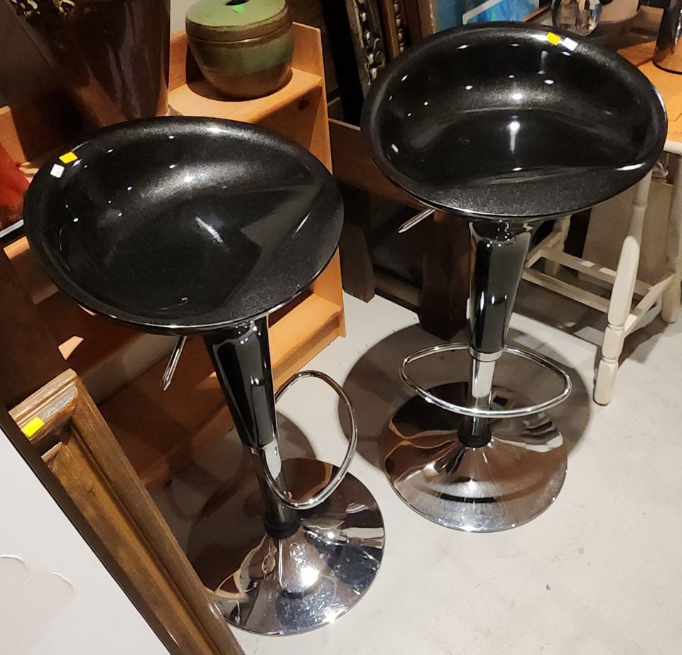 Pair of Space Age Atomic Mid-Century adjustable bar/counter stools w/ molded lucite seats & chromed: Title: Pair of Space Age Atomic Mid-Century adjustable bar/counter stools w/ molded lucite seats & chromed steel bases Description: Pair of Space Age Atomic Mid-Century adjustable bar/counter stools w