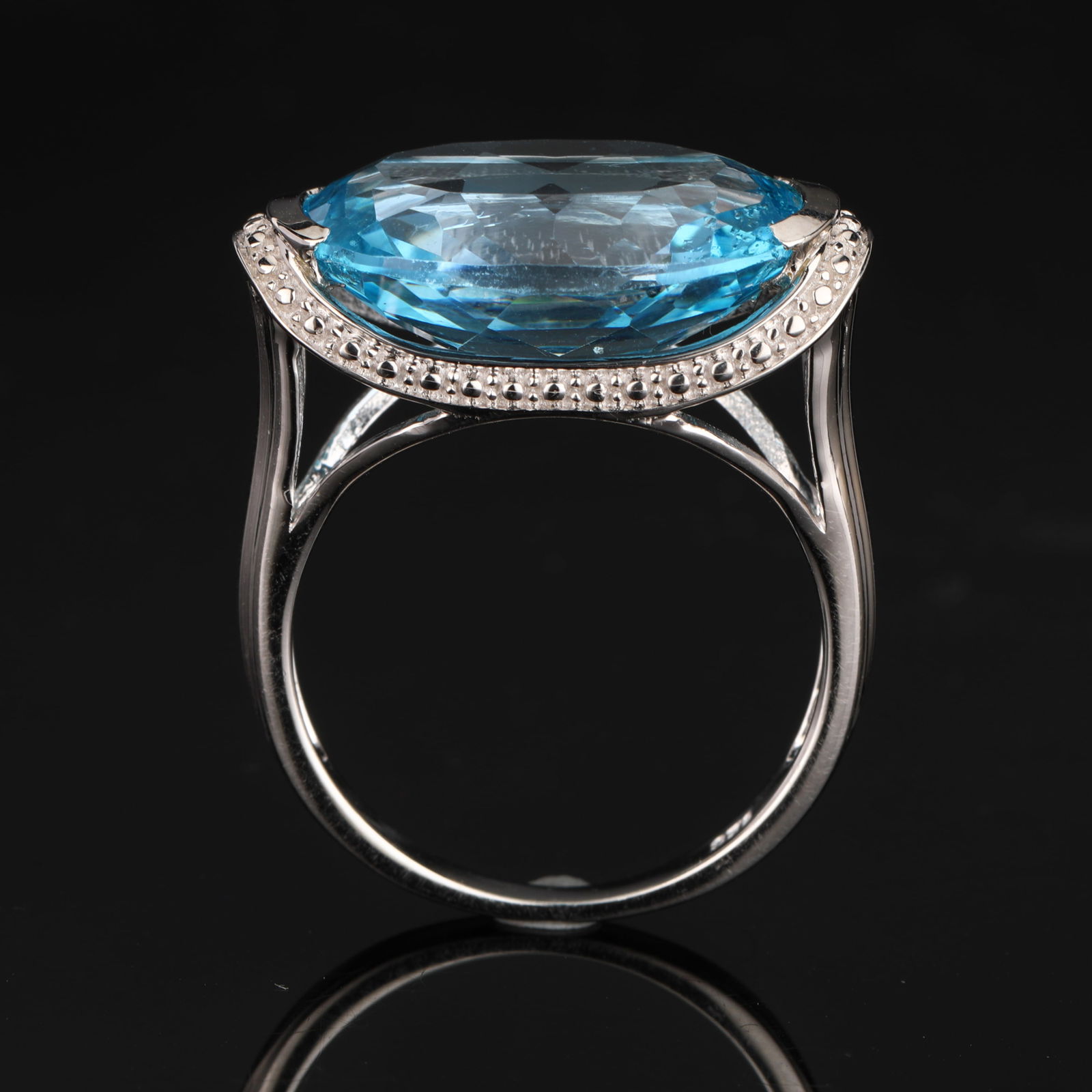 Ring: Blue Topaz Oval 18x13mm (1 of 5)