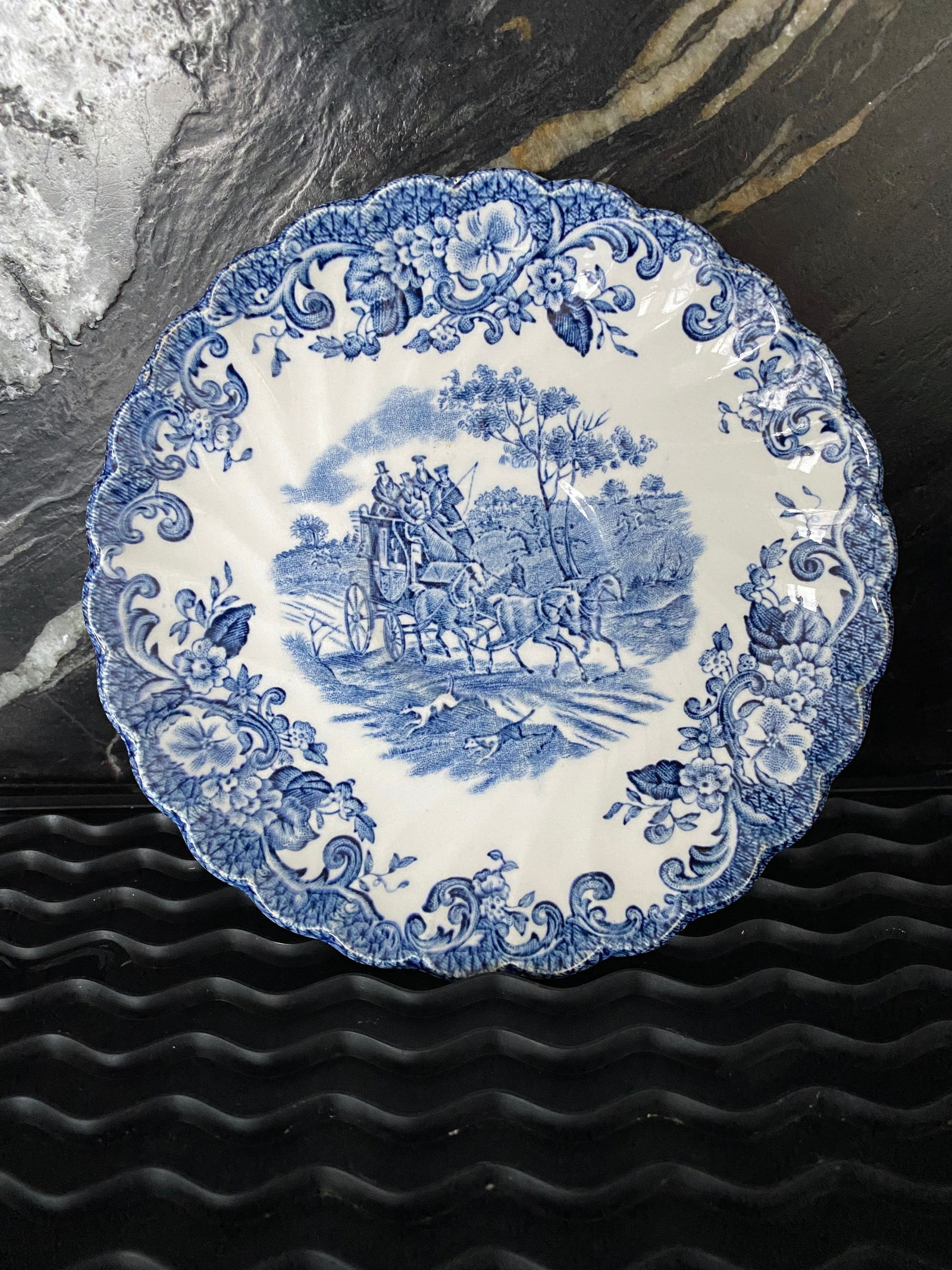 Antique Porcelain Plate: Title: Antique Porcelain Plate Maker:Unkown Origin: Unkown Date/Period:Unkown Materials:Porcelain Size:157.6 g Description:Size: 145.0 x 145.0 x 15.0 mm Size: 5.709 x 5.709 x 0.591 inches Reserve: $10