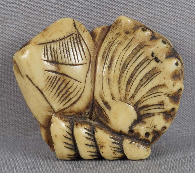 Early 19c staghorn netsuke VARIOUS SEASHELLS: Early 19th century staghorn netsuke of a a group of seashells, including a clam, an abalone and a turrid. Good design utilizing natural properties of the material, nicely carved, superb wear and patin