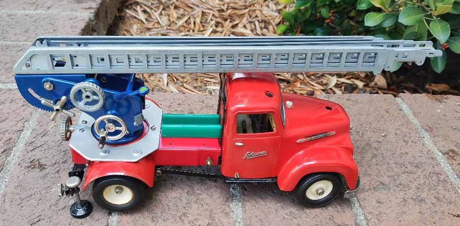 Prototype Schuco 6080 fire engine, Made in Germany 1956-58, extensible ladder, the more expensive: Title: Prototype Schuco 6080 fire engine, Made in Germany 1956-58, extensible ladder, the more expensive version with working horn, this is a factory one of a kind using an cast aluminum turntable ins