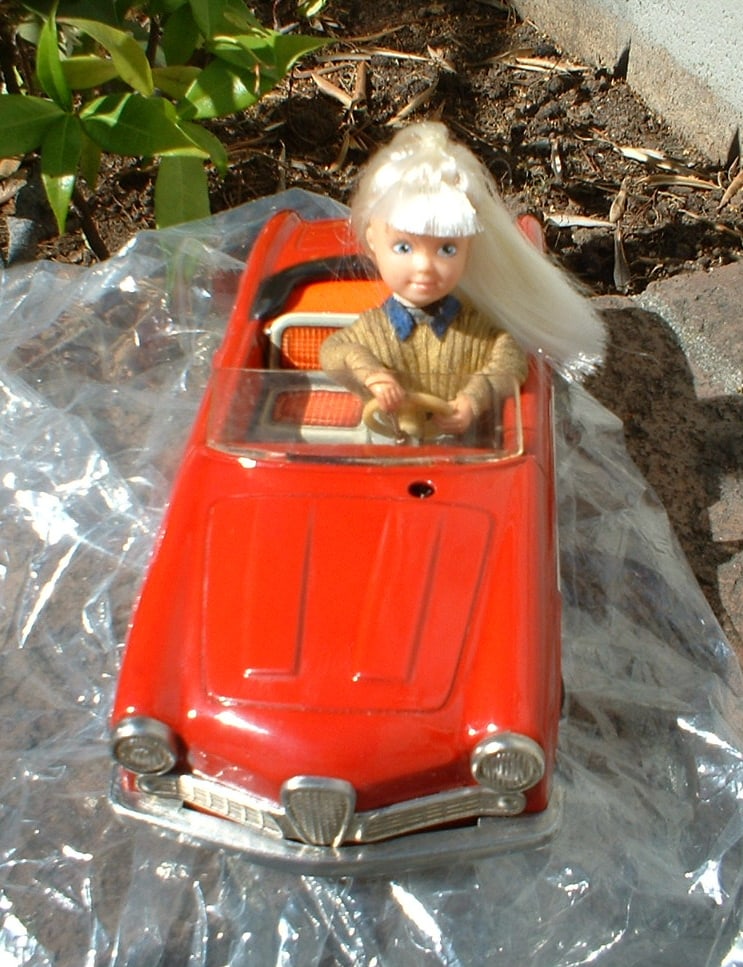 Schuco "Texi" animated doll drives the Italian Alfa Romeo car, a clever program camshaft mechanism: Title: Schuco "Texi" animated doll drives the Italian Alfa Romeo car, a clever program camshaft mechanism makes Texi put car in forward, turn the steering and the head to the left, then to the right,