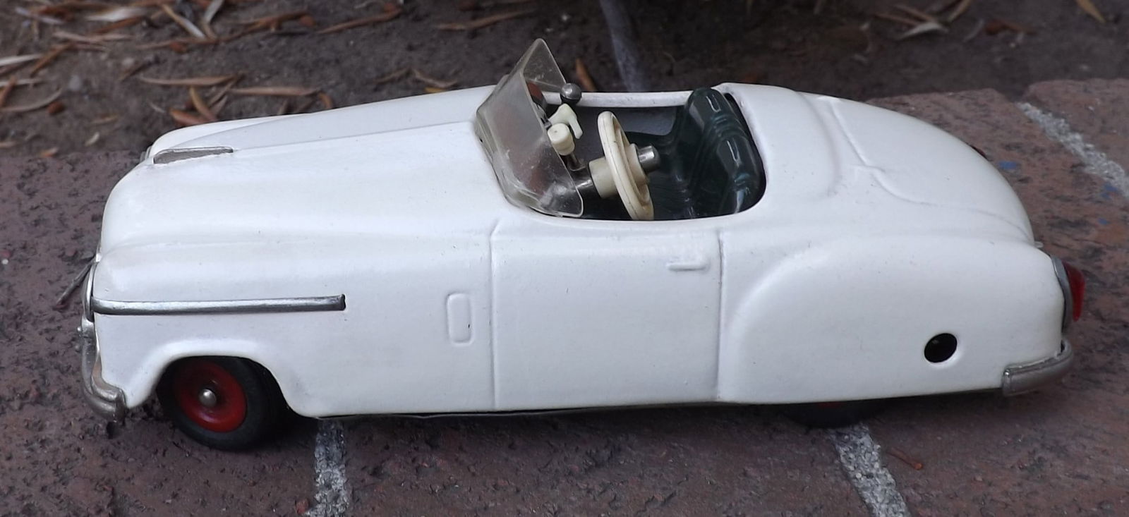 Schuco 4003 "Combinato", Made in Germany US Zone, working horn, two speeds forward, neutral,: Title: Schuco 4003 "Combinato", Made in Germany US Zone, working horn, two speeds forward, neutral, reverse, rack and pinion steering, c9. Description: Schuco 4003 "Combinato", Made in Germany US Zone