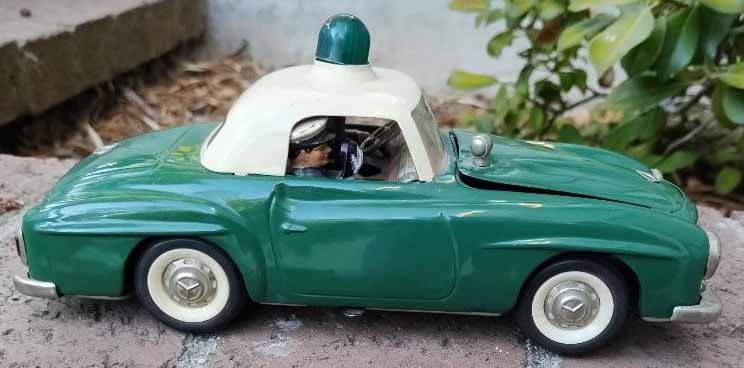 Schuco "Razzia" 5509, Made in Germany, blue light flashes on-off, the policement picks up the: Title: Schuco "Razzia" 5509, Made in Germany, blue light flashes on-off, the policement picks up the microphone, c9.5. Description: Schuco "Razzia" 5509, Made in Germany, blue light flashes on-off, th