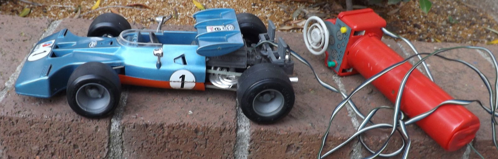 Schuco Tyrrell Ford Formula 1 (made in Germany) BO, forward /reverse, remote steering,c8.: Title: Schuco Tyrrell Ford Formula 1 (made in Germany) BO, forward /reverse, remote steering,c8. Description: Schuco Tyrrell Ford Formula 1 (made in Germany) BO, forward /reverse, remote steering,c8.