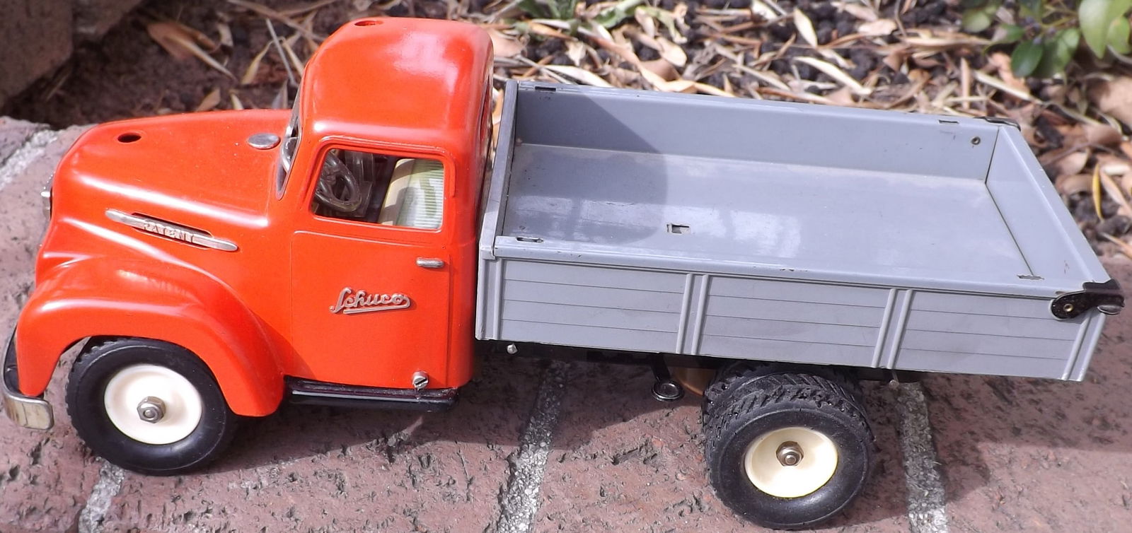 Schuco 6070 dump truck with transaxle-driven rising/lowering bed (Made in Germany),BO, ,c9 .: Title: Schuco 6070 dump truck with transaxle-driven rising/lowering bed (Made in Germany),BO, ,c9 . Description: Schuco 6070 dump truck with transaxle-driven rising/lowering bed (Made in Germany),BO,