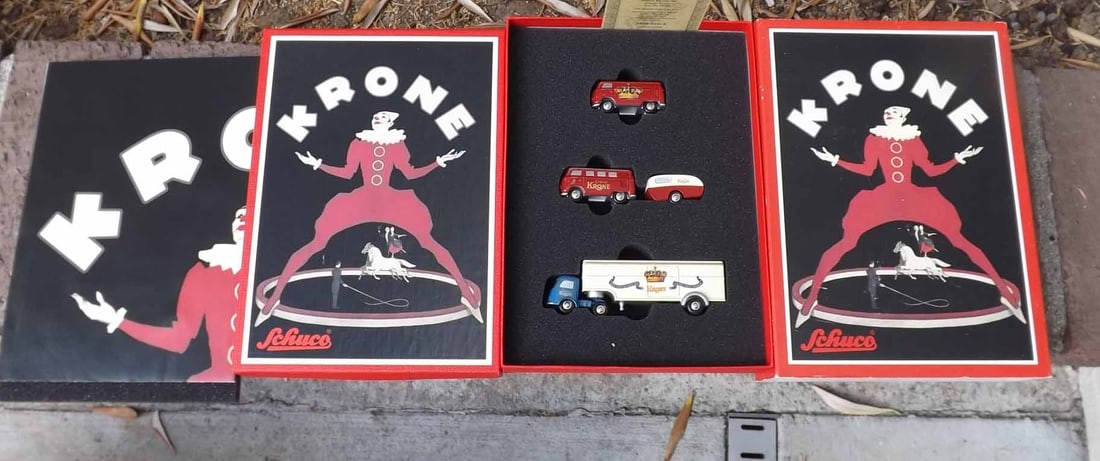 Schuco Piccolo Gift Set Circus Krone Scale Models.Issued in December 2001, this is a special gift: Title: Schuco Piccolo Gift Set Circus Krone Scale Models.Issued in December 2001, this is a special gift set.It was issued to commemorate the world-famous Circus Krone.It comes in a linen-lined gift b