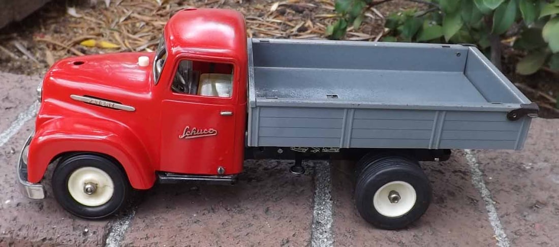 Schuco dump truck 6070 (Made in Germany), electric motor activates either rear wheels or the tipping: Title: Schuco dump truck 6070 (Made in Germany), electric motor activates either rear wheels or the tipping mechanism, rack and pinion steering, rarer version with windup horn, c9. Description: Schuco