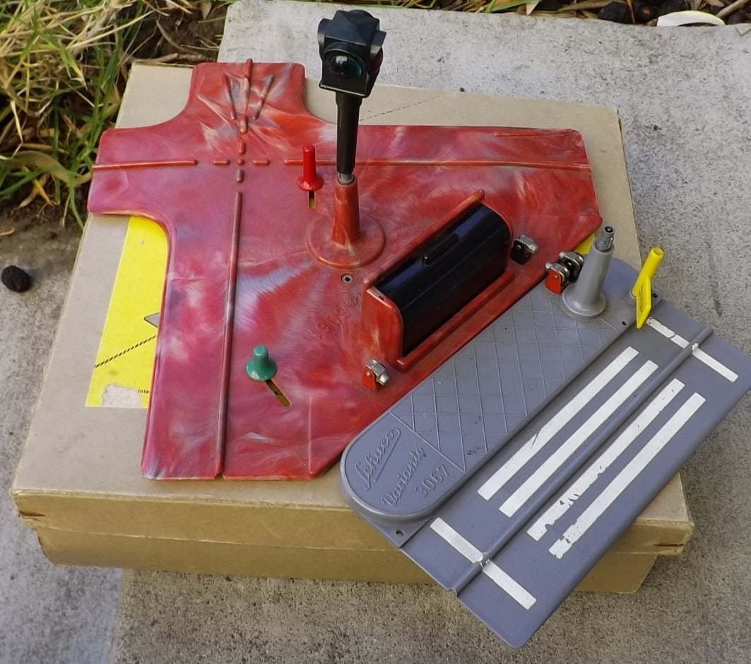 Schuco Varianto 3061 four-way electrified intersection and 3067 electrified two way stop.: Title: Schuco Varianto 3061 four-way electrified intersection and 3067 electrified two way stop. Description: Schuco Varianto 3061 four-way electrified intersection and 3067 electrified two way stop.