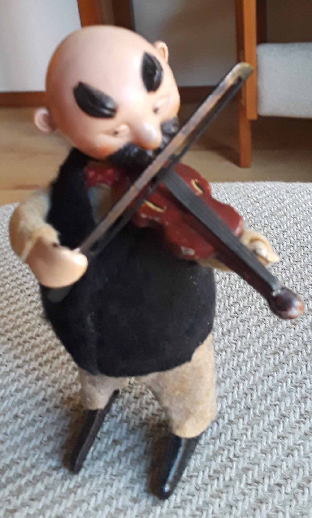 Ultra rare Schuco 972/2 "Father Violonist" (made in Germany), c9, the figurine plays the violin and: Title: Ultra rare Schuco 972/2 "Father Violonist" (made in Germany), c9, the figurine plays the violin and dances around, very few have survived due to the very fragile celluloid head. Description: Ul