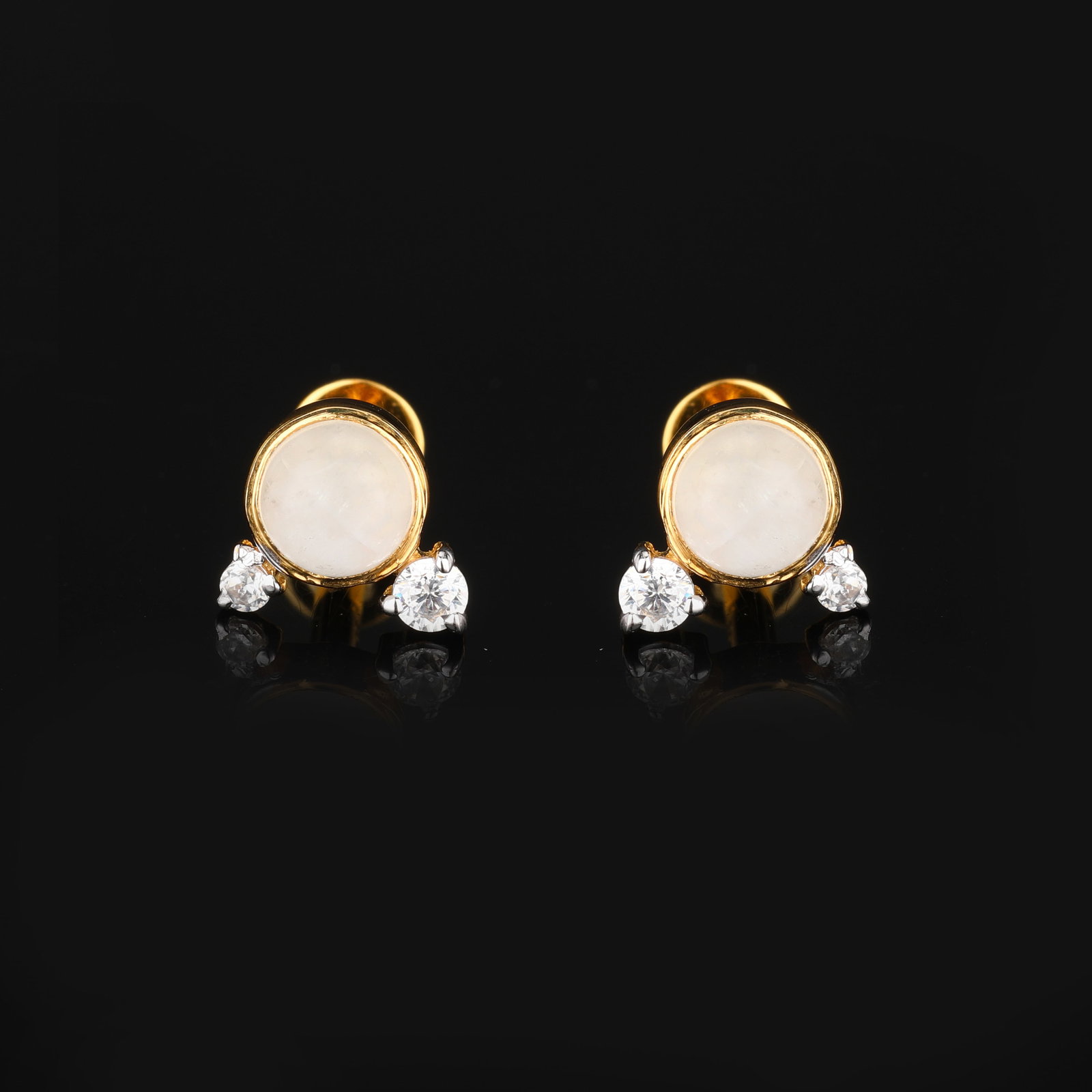 Earrings: White Rainbow Moonstone CAB Round 4.00mm: Title: Earrings: White Rainbow Moonstone CAB Round 4.00mm Description: White Rainbow Moonstone CAB Round 4.00mm - 1Pc + White Cubic Zircona Round 2.00mm - 1Pc + White Cubiz Zirconia Round 1.50mm - 1Pc