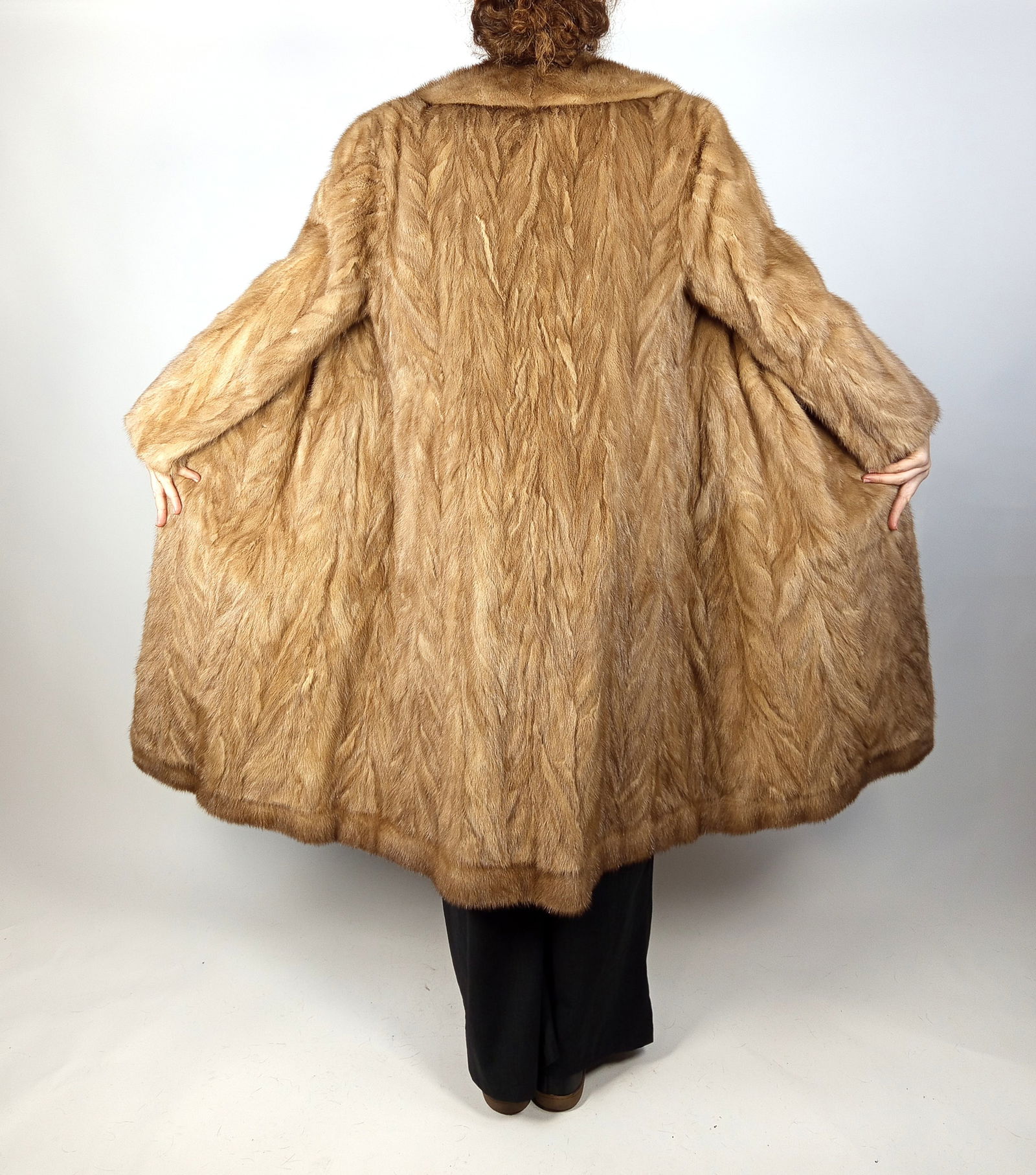 BEIGE MINK FUR COAT EU: XL - US:20: Title: BEIGE MINK FUR COAT EU: XL - US:20 Dimensions: Approximate size- EU: XL ; US: 20 : Important details: Length: 115cm/45.28in -Shoulders width:50cm/19.69in -Sleeve Length:60cm/23.62in -Bust size
