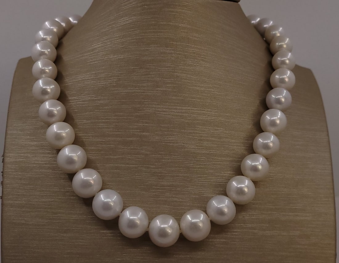 Necklace 11x13mm Round White Edison Pearls: Title: Necklace 11x13mm Round White Edison Pearls Description: This necklace will stand out for its radiant glow and unique large size ! Most freshwater pearls are nucleated by tissue, but Edison cult