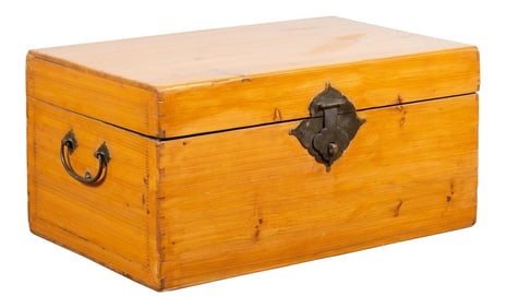 Chinese Early 20th Century Elm Blanket Chest with Honey Toned Patina