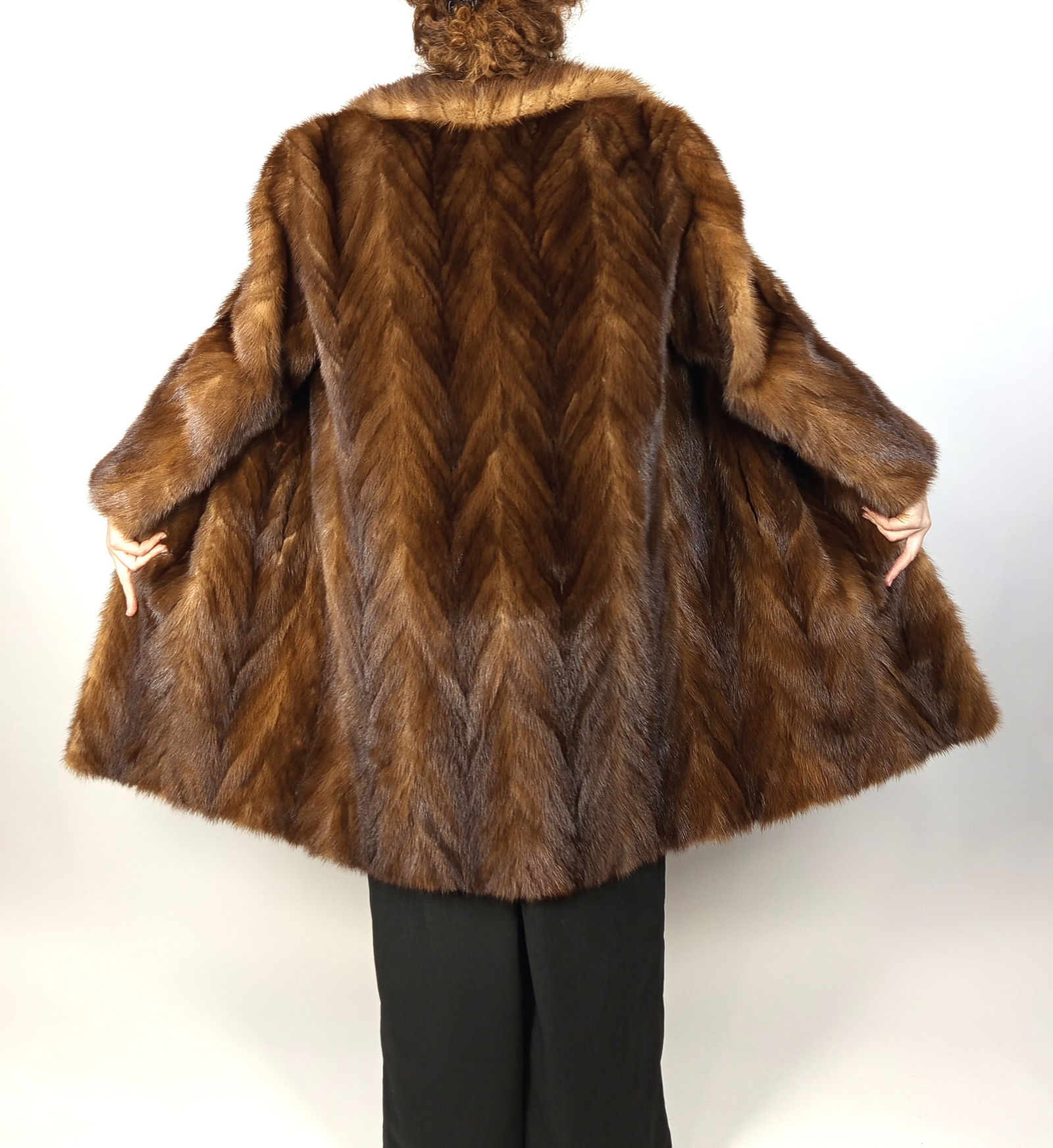 BROWN MINK FUR COAT EU: XL - US:20: Title: BROWN MINK FUR COAT EU: XL - US:20 Dimensions: Approximate size- EU: XL; US: 20 : Important details: Length: 105cm/41.34in -Shoulders width:58cm/22.83in -Sleeve Length:64cm/25.2in -Bust size (
