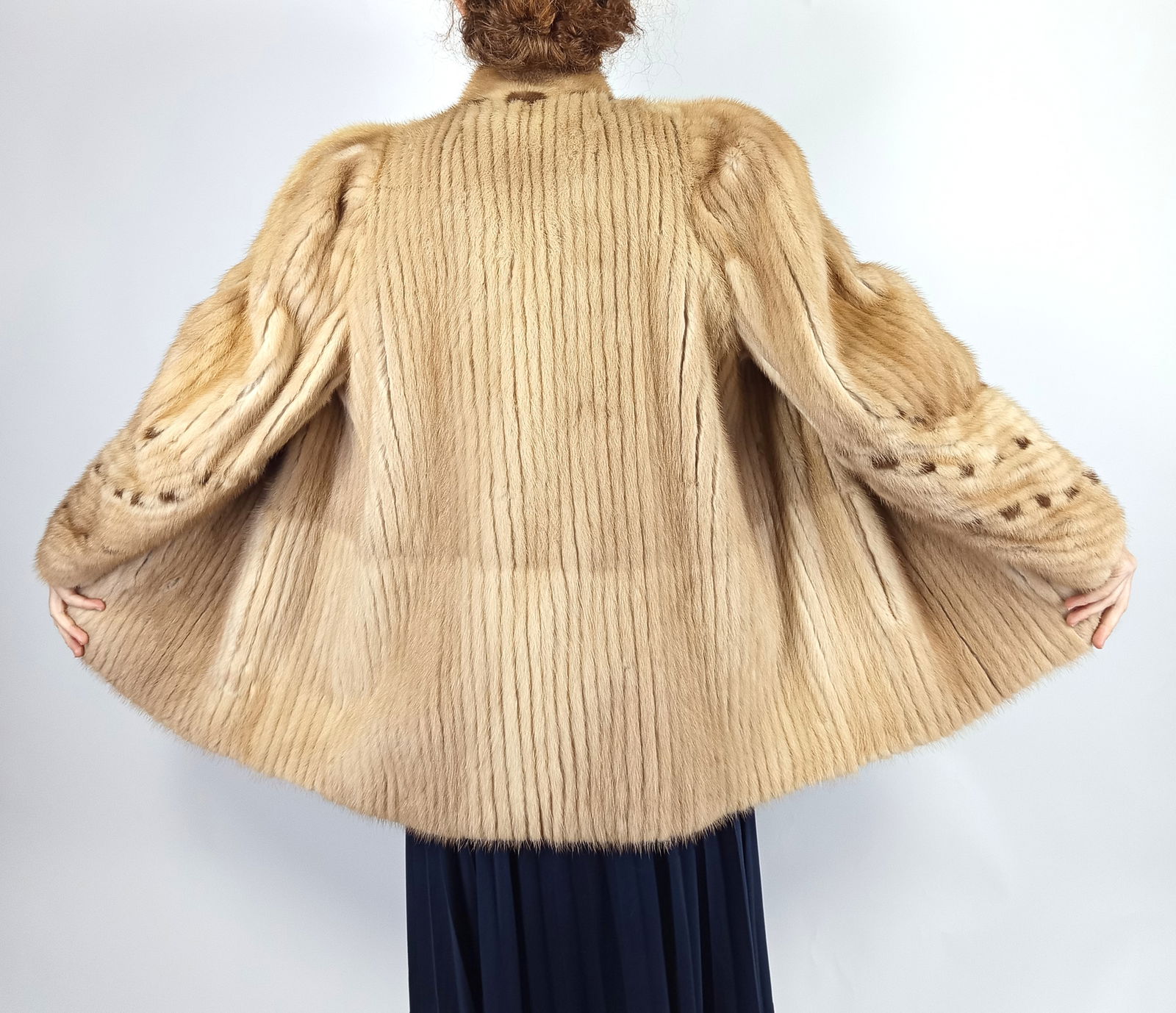 UNIQUE MINK FUR JACKET EU: XL ; US: 18: Title: UNIQUE MINK FUR JACKET EU: XL ; US: 18 Dimensions: Approximate size- EU: XL; US: 18 : Important details: Length: 80cm/31.5in -Shoulders width:45cm/17.72in -Sleeve Length:65cm/25.59in -Bust size