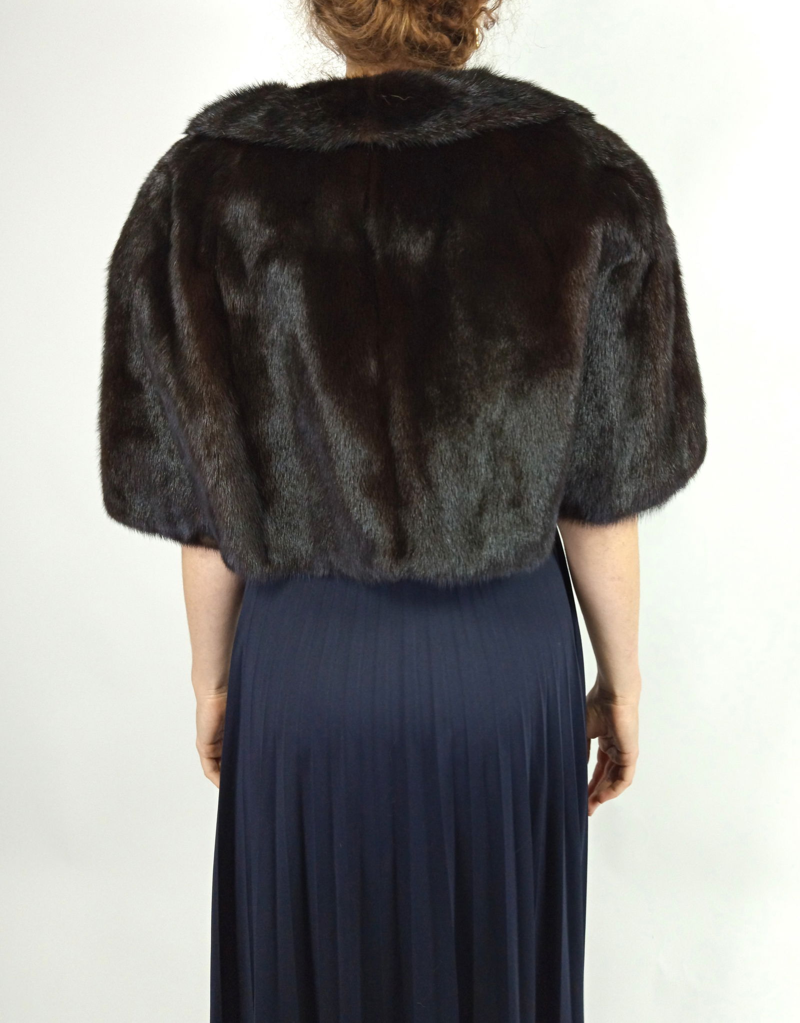 MAHOGANY MINK FUR CAPE EU: XL ; US: 20: Title: MAHOGANY MINK FUR CAPE EU: XL ; US: 20 Dimensions: Approximate size- EU: XL; US: 20 : Important details: Length: 40cm/15.75in -Shoulders width:40cm/15.75in -Sleeve Length:40cm/15.75in -Bust siz