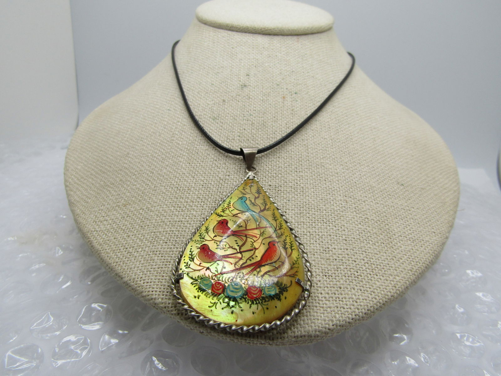 VIntage Double-Sided Painted MOP Birds/Flowers Necklace 20", Likely Russian: Title: VIntage Double-Sided Painted MOP Birds/Flowers Necklace 20", Likely Russian Description: Vntage Double-Sided Painted MOP Necklace 20", Likely Russian. This necklace has a silver tone rope accen