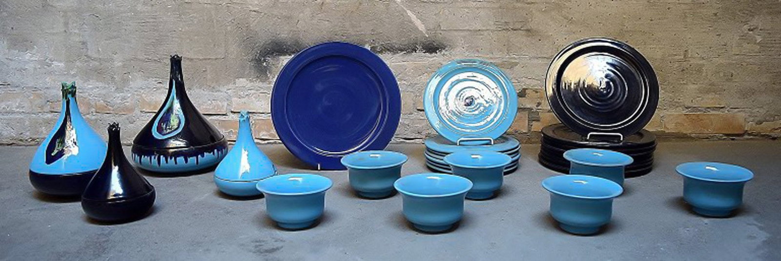 Bjorn Wiinblad 'Boheme' service of glazed earthenware decorated in blue colors.: Bjorn Wiinblad 'Boheme' service of glazed earthenware decorated in blue colors, consisting of eight dinner plates 25 cm, 7 lunch plates 21 cm, 7 bowls 12,5 cm, dish diameter 29 cm. Four bowls with lid