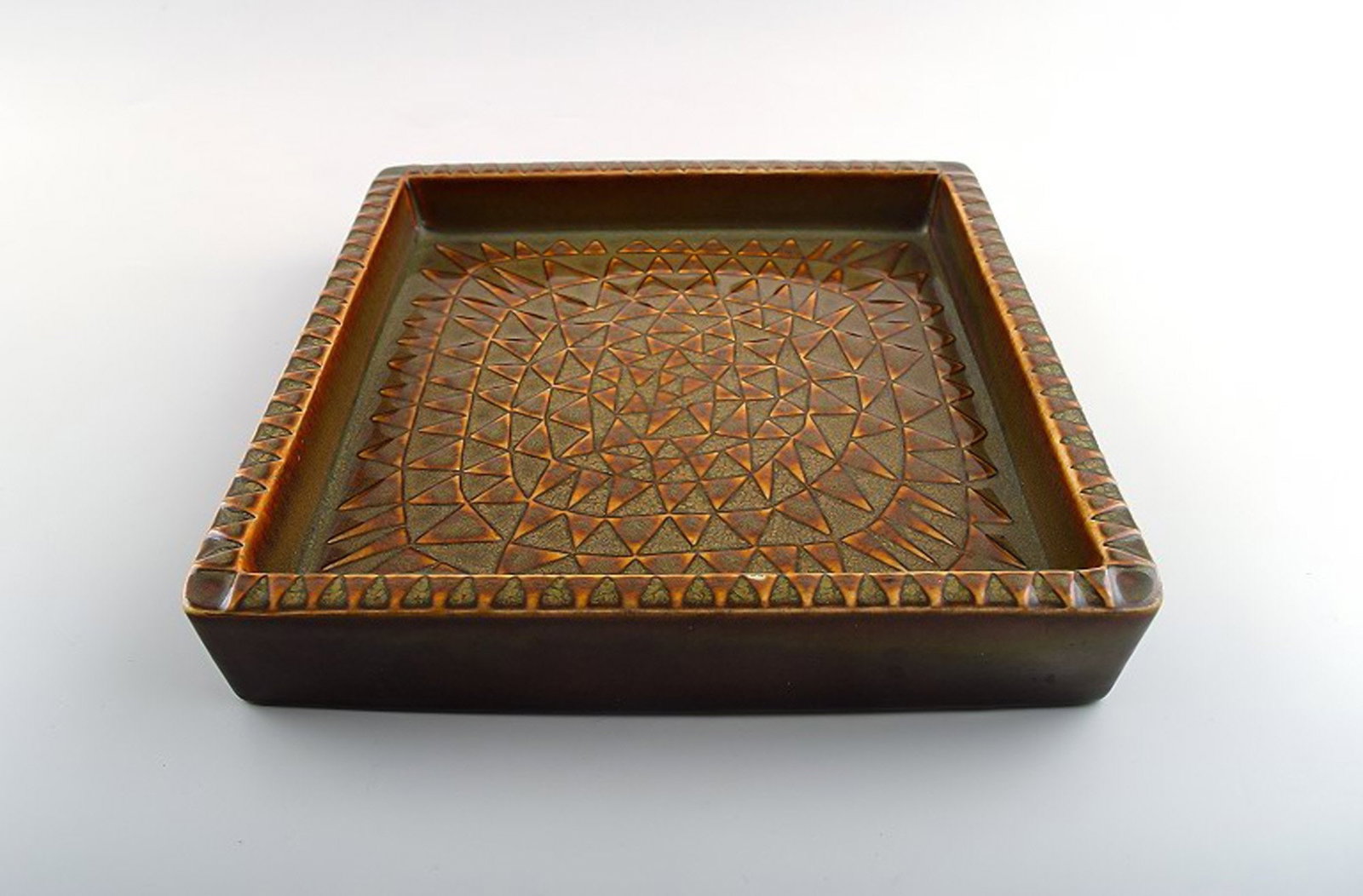 Stig Lindberg, Gustavsberg, "Domino" dish in ceramics.: Stig Lindberg, Gustavsberg, "Domino" dish in ceramics. 1950s. Measures: 20 cm. Depth: 3.5 cm. Marked. In perfect condition. Reserve: $294.00 Shipping: Domestic: Shipping rates are determined 