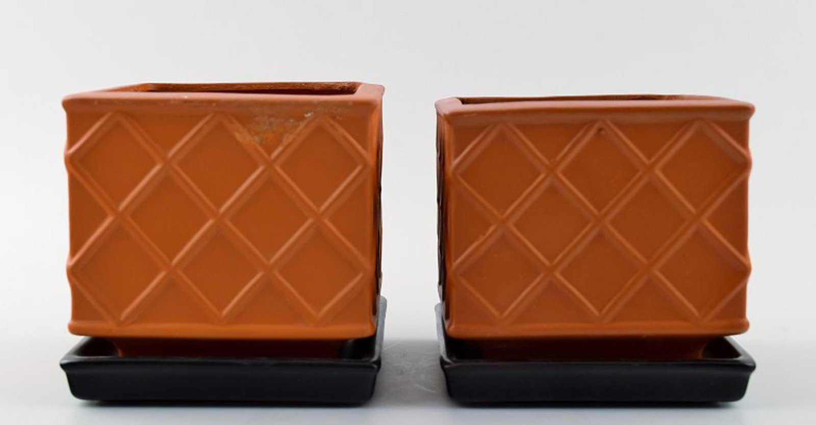 Gustavsberg, Wilhelm Kage, a pair of plant pots in red earthenware.: Gustavsberg, Wilhelm Kage, a pair of plant pots in red earthenware. In good condition, a little wear. Measures 9.5 x 10 cm. Hallmarked. Reserve: $259.00 Shipping: Domestic: Shipping rates are det