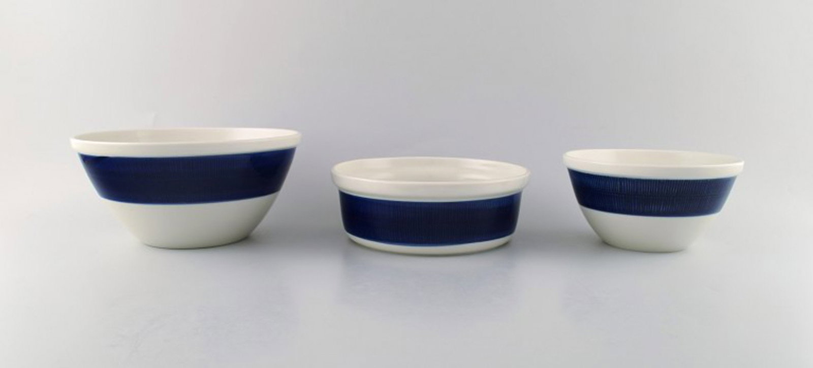 Hertha Bengtsson (1917-1993) for Rörstrand. Set of 3 "Koka" bowls, service in glazed stoneware.: Hertha Bengtsson (1917-1993) for Rörstrand. Set of 3 "Koka" bowls, service in glazed stoneware. In very good condition. Largest measures: 21 x 10 cm. Smallest measures: 16.5 x 8.5 cm. Stamped. Fo