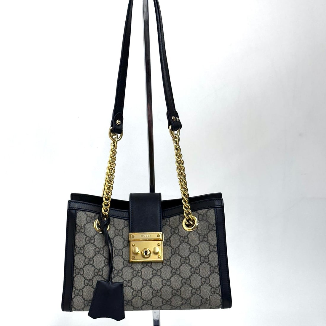 GUCCI Borsa Padlock GG Supreme con finiture nere: Title: GUCCI Borsa Padlock GG Supreme con finiture nere Materials:Coated Canvas Dimensions: • Length: 26 cm• Height: 17 cm• Width: 11 cm Description:(6194B421). An icon of bold elega