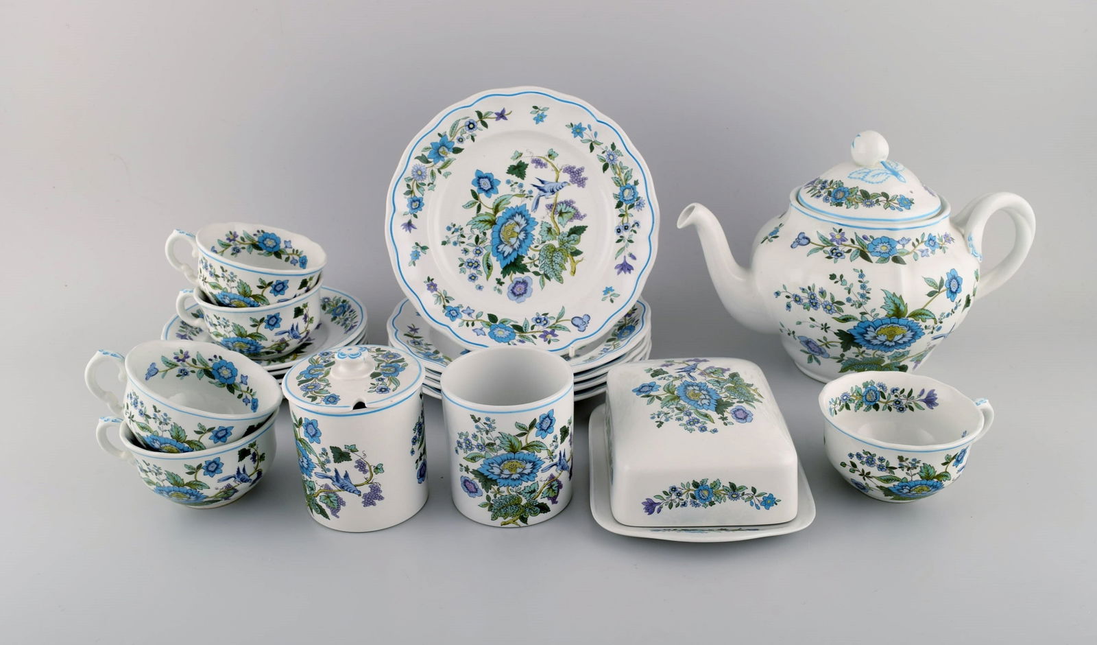 Spode, England. Mulberry tea service for five people in hand-painted porcelain with floral and bird: Spode, England. Mulberry tea service for five people in hand-painted porcelain with floral and bird motifs. 1960s / 70s. Consisting of five teacups with saucers, five plates, two jam jars, teapot and