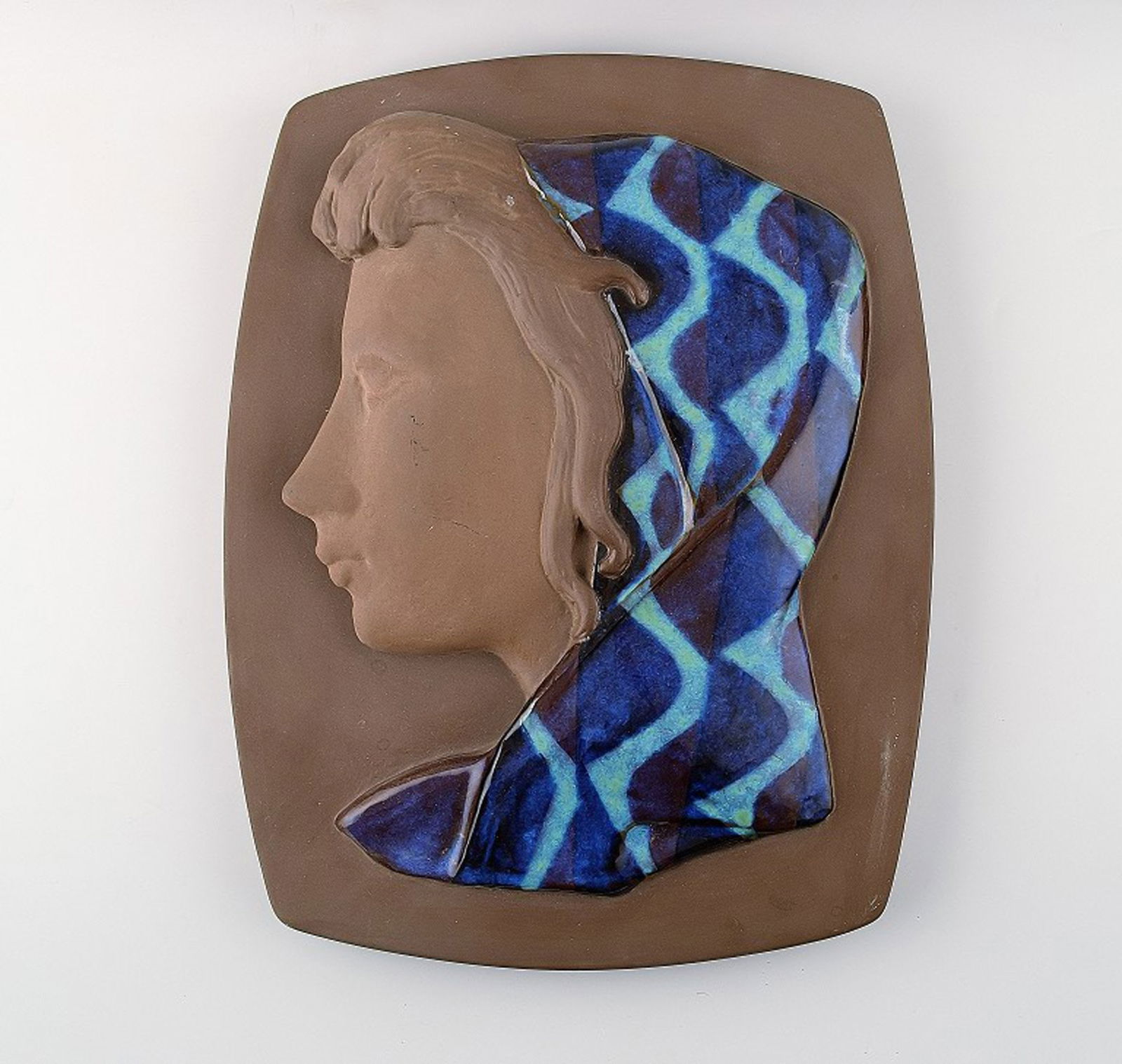Johannes Hedegaard for Royal Copenhagen. Relief in ceramics with woman in profile.: Johannes Hedegaard for Royal Copenhagen. Relief in ceramics with woman in profile. Signed Johannes Hedegaard. Number 160/2798. Measures 33 cm. x 25 cm. 1st. factory quality, in perfect condition. Rese