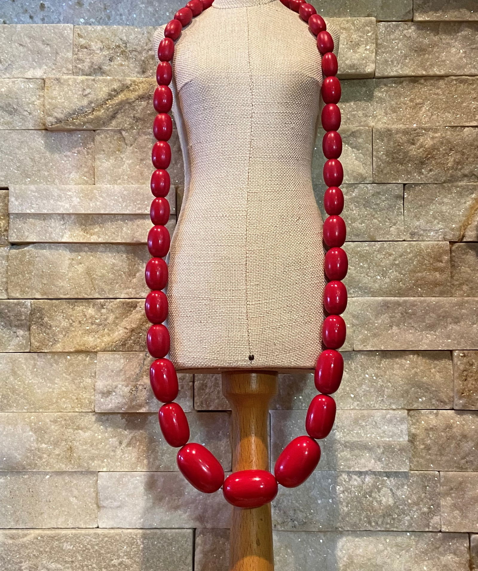 Art Deco Cherry Amber Early Plastic Antique Original "WIRE STRUNG" Faturan Graduated Bead Necklace: Title:Art Deco Cherry Amber Early Plastic Antique Original "WIRE STRUNG" Faturan Graduated Bead Necklace Description:A true embodiment of vintage luxury, this necklace features an array of meticulousl